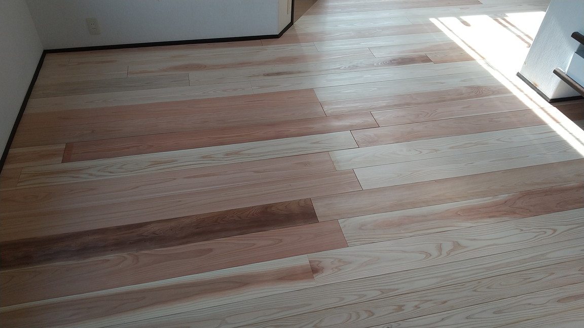 南足柄産の杉無垢フローリング