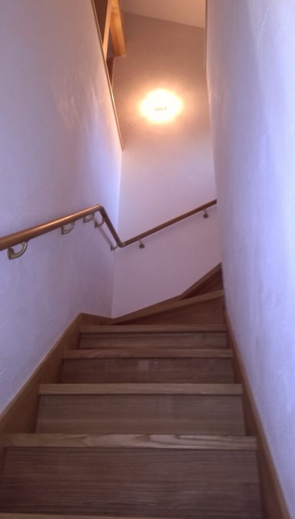 国産ナラの階段と漆喰塗りの壁面